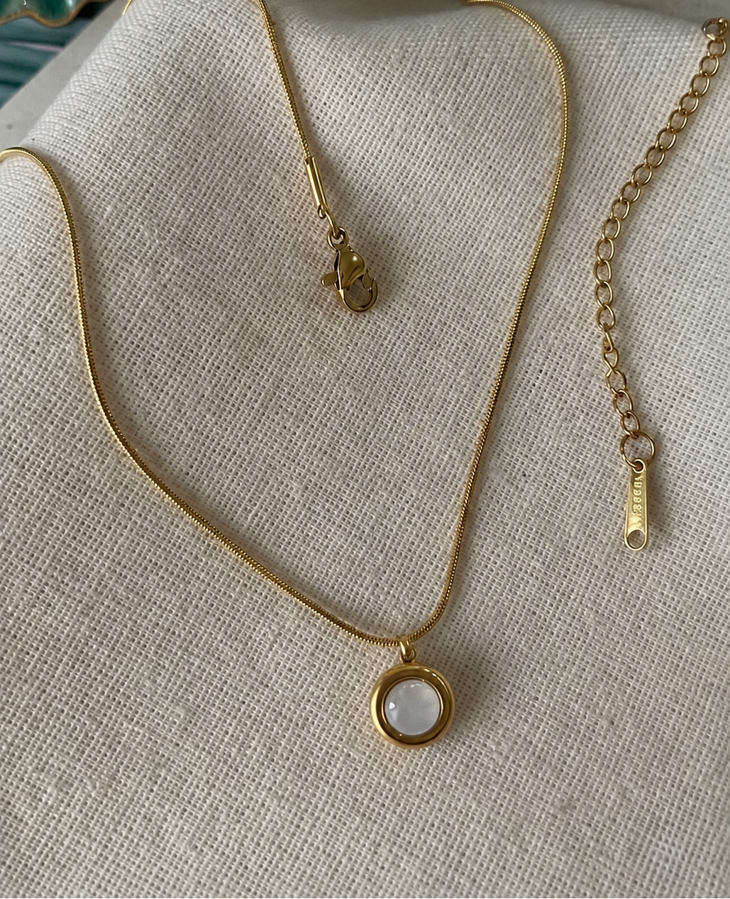 Gold Plated Round Mother of Pearl Pendant Necklace