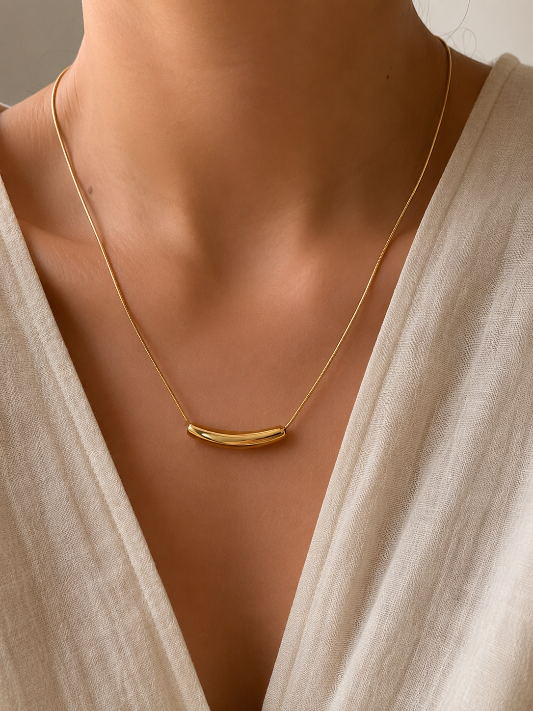Gold Curved Bar Necklace – Minimalist Stainless Steel Pendant Necklace for Women